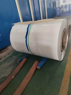 برای پوشش پاسیو آلیاژی 0.75 میلی متر ضخامت 3105 H24 22 گیج سفید رنگ کویل آلومینیومی از پیش رنگ شده با ضربه بالا با رنگ Pvdf