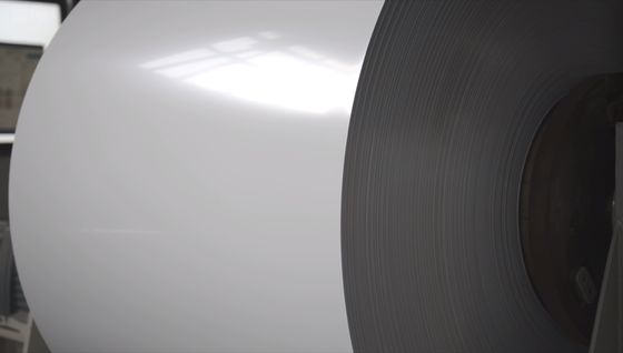 سفید / سفید RAL 9010 رنگ - ورق آلومینیوم روکش شده در کویل 3105 H44 برای تولید ناودان یا ساختن ته آب