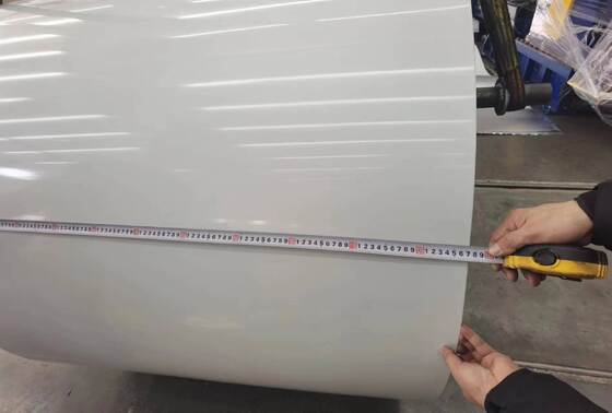 نوار آلومینیومی با پوشش رنگی Ral 9010 هر دو طرف در سیم پیچ 3105 H24 برای ناودان های تولیدی یا ساخت فوران