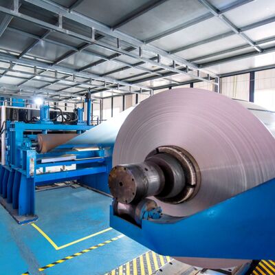 آلومینیوم آلیاژ 1060 کویل آلومینیوم خنک کننده برای سینک گرما LED ضخامت 1.05.0 میلی متر عرض 800-1200 میلی متر آنودیزه شده سیاه یا طبیعی رسانایی حرارتی بالا